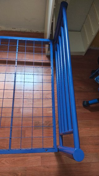 Cama infantil azul con opción de hacerse litera