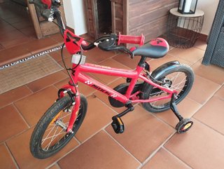 Bicicleta infantil roja con ruedines (nueva)