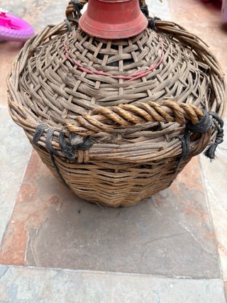 Damajuana con cesta de mimbre