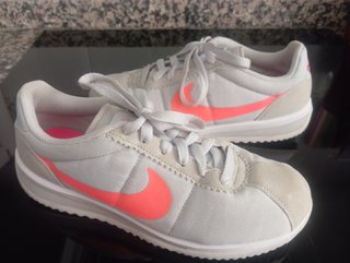 Zapatillas Nike grises y rosas