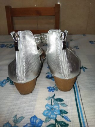 Sandalias plateadas, REGALO,con la compra de 10€.