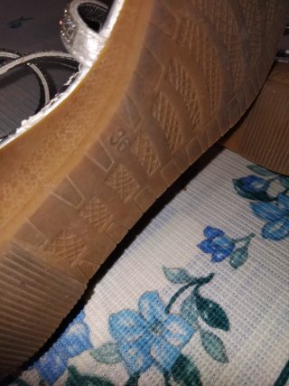 Sandalias plateadas, REGALO,con la compra de 10€.