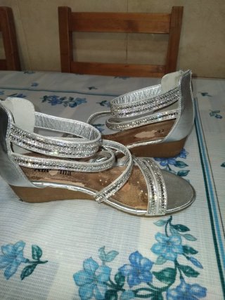 Sandalias plateadas, REGALO,con la compra de 10€.