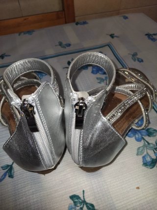 Sandalias plateadas, REGALO,con la compra de 10€.