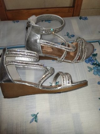 Sandalias plateadas, REGALO,con la compra de 10€.