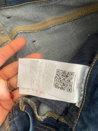 Pantalones vaqueros Guess desgastados