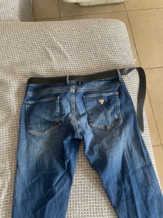 Pantalones vaqueros Guess desgastados