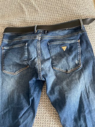 Pantalones vaqueros Guess desgastados