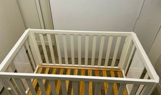 Cuna Micuna blanca con ruedas