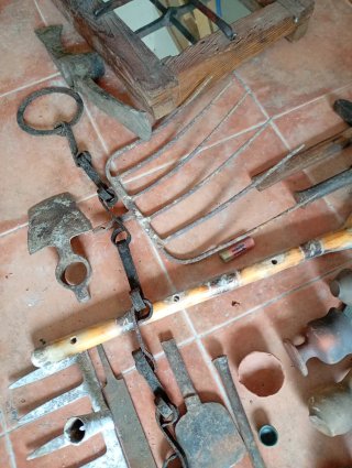 Lote de aperos y objetos antiguos