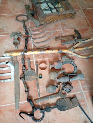 Lote de aperos y objetos antiguos