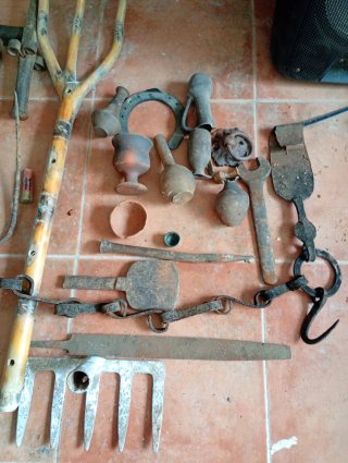 Lote de aperos y objetos antiguos