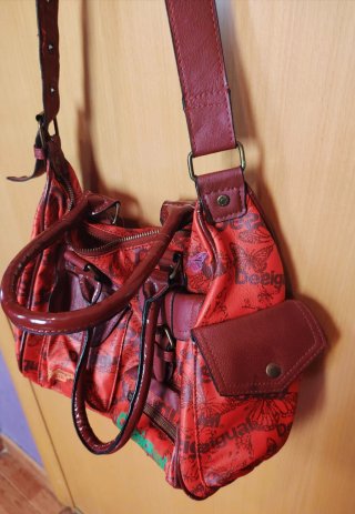 Bandolera Desigual roja y BURDEOS Y2K