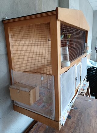 Voladero para pájaros de madera