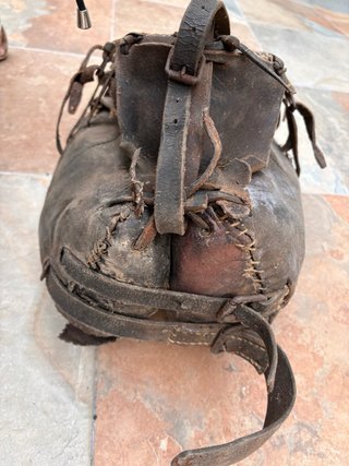 Collarón de cuero antiguo