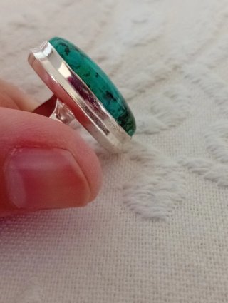 Anillo de plata con piedra natural