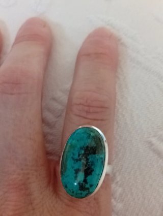 Anillo de plata con piedra natural