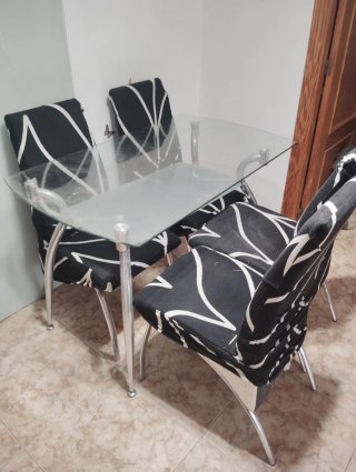 Mesa cristal y 4 sillas diseño moderno