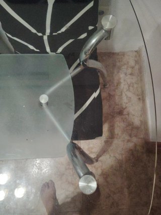 Mesa cristal y 4 sillas diseño moderno