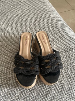 Sandalias negras cuña verano