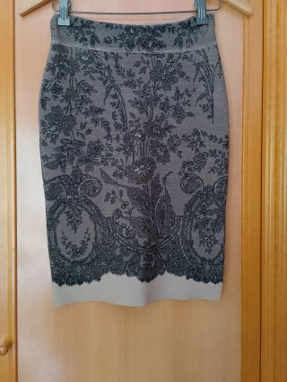 Falda de encaje floral gris.
