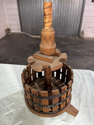 Torchio per uva in legno
