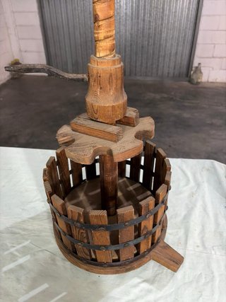 Torchio per uva in legno