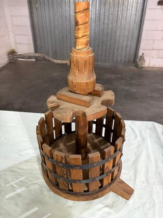 Torchio per uva in legno