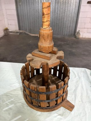 Torchio per uva in legno