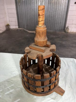 Torchio per uva in legno