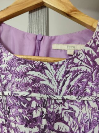 Vestido morado y blanco estampado