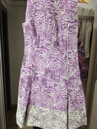 Vestido morado y blanco estampado