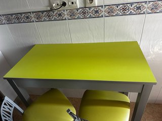 Mesa de cocina con 2 taburetes