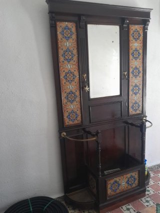 Mueble recibidor con espejo y azulejos