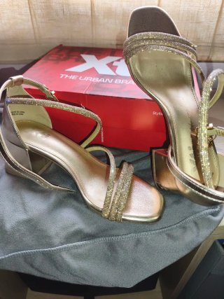 Zapatos de fiesta dorados con pedrería
