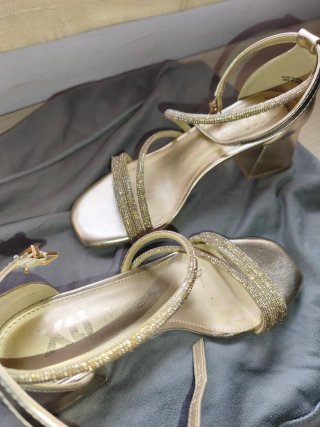 Zapatos de fiesta dorados con pedrería