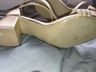 Zapatos de fiesta dorados con pedrería