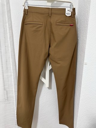 Pantalón Chino Levi's Marrón Taper Fit