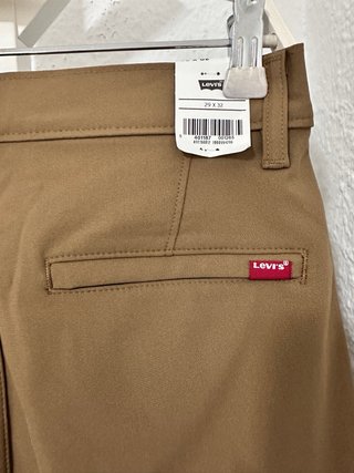 Pantalón Chino Levi's Marrón Taper Fit