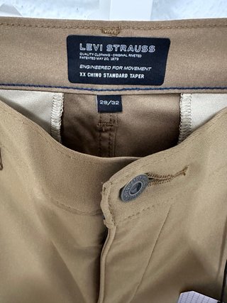 Pantalón Chino Levi's Marrón Taper Fit