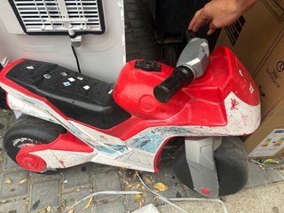 Moto de juguete infantil roja y blanca