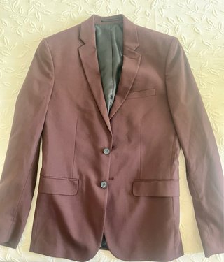 Traje de hombre elegante morado