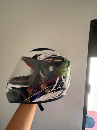 Casco de moto LS2 con diseño