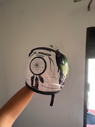 Casco de moto LS2 con diseño