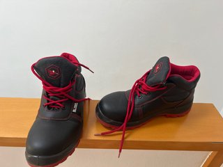 Botas de seguridad Bee Work negras y rojas