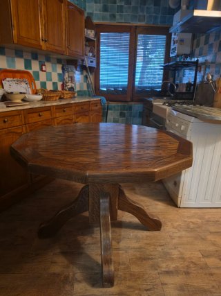Mesa de comedor octogonal de madera