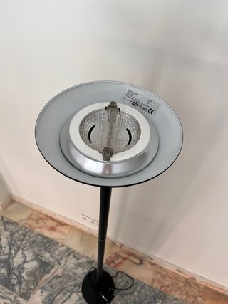 Lámpara de pie negra moderna