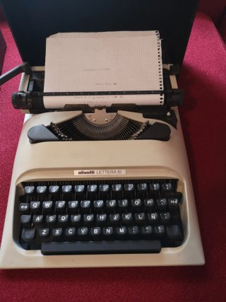 Máquina de escribir Olivetti Lettera 10