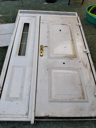 Puerta de aluminio con cristal como nueva aleta