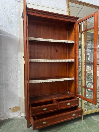 Vitrina de madera con puertas de cristal
